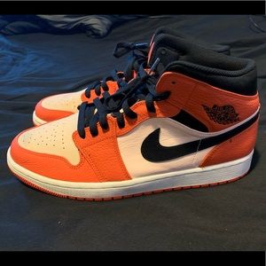 Orange mid too Jordan size 10.5